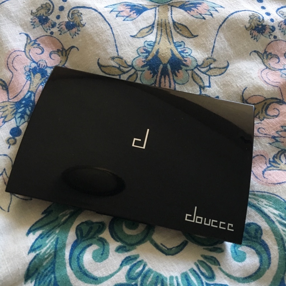 NWOT DOUCCE Eyeshadow Pro Palette - Picture 3 of 3